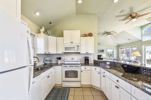 Merkittävää! 6 makuuhuonetta, uima-allas, poreallas ja jopa lentopallokenttä!