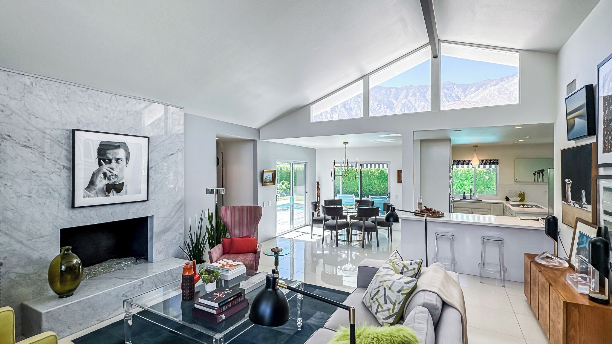 Smart TV, chimenea, libros