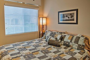 3 bedrooms, laptop workspace, iron/ironing board, Internet - Gated Community Home w/ Patio, 9 Mi to Vegas Strip (Las Vegas)