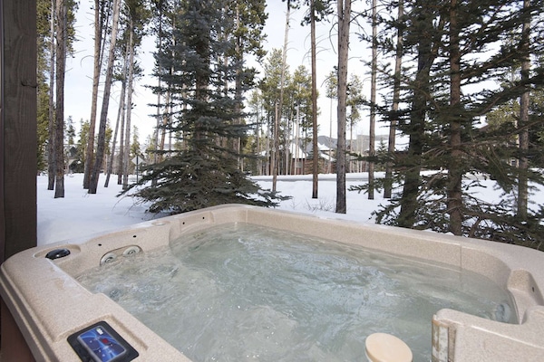 Lovely, Clean 3-Man Hot Tub