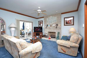 TV, caminetto, lettore DVD