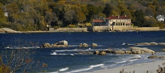 Gloucester Beach Home w / Ocean Views!