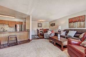 TV, fireplace - Perfect location, 2 bdrm condo, stunning views, walk to downtown, Hot tub access (Breckenridge)