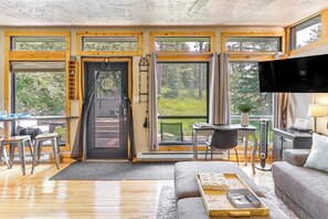 Una televisión, una chimenea, libros