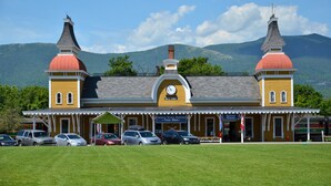 Una estación de tren histórica con una torre del reloj, un área de espera cubierta y un museo.