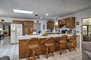 Fridge, microwave, stovetop, dishwasher - Spacious Central Florida Home: Family Friendly! (Longwood)
