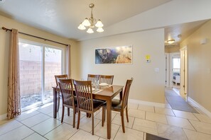 Dining - Family-Friendly Utah Home, Easy Access to Zion! (La Verkin)