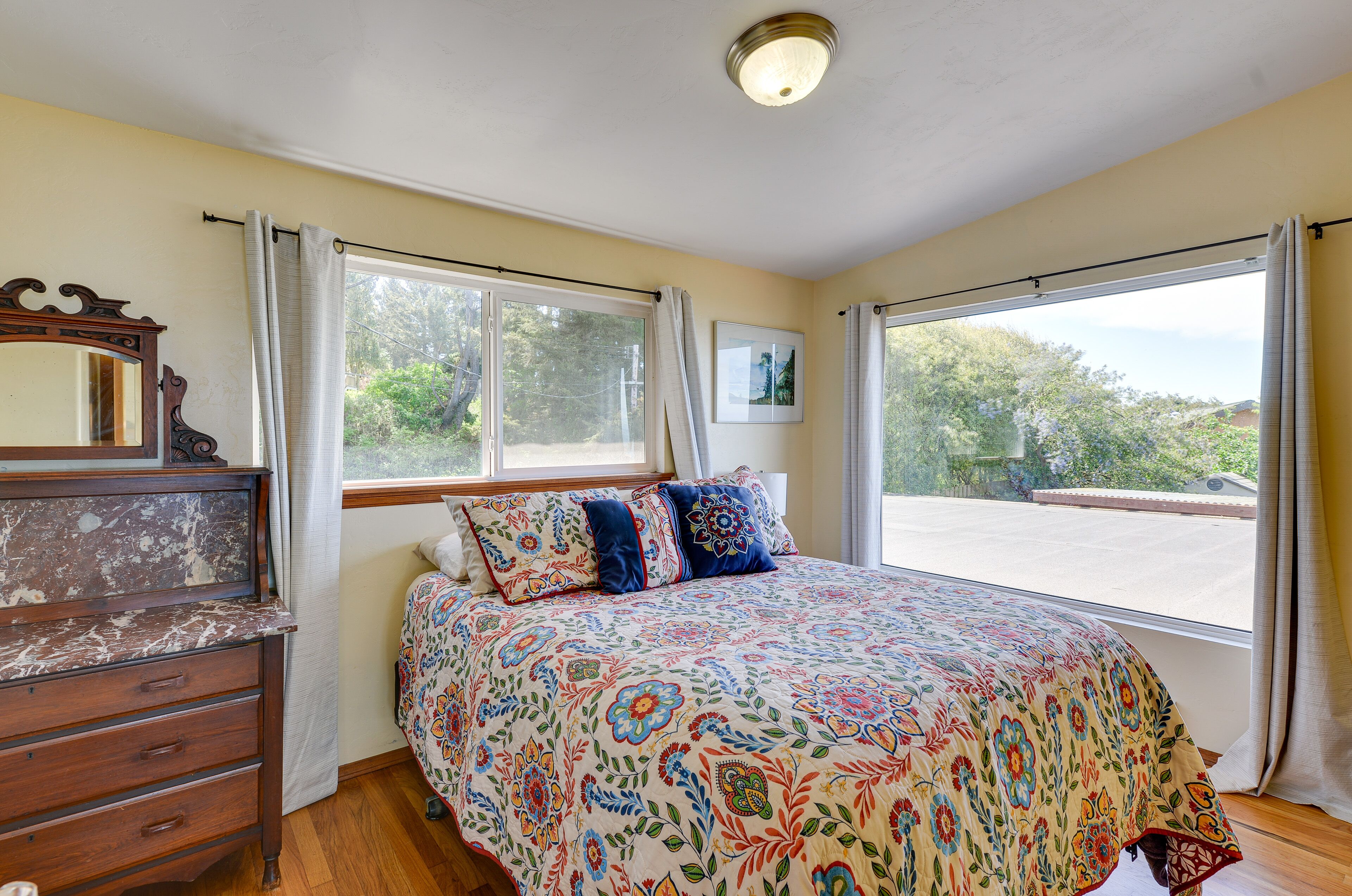 3 bedrooms, desk, iron/ironing board, internet