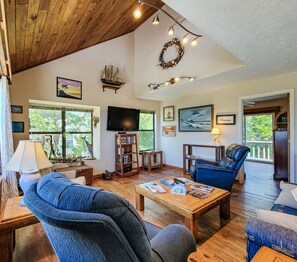 Smart TV, DVD player, books - Windward - Ocean Views & Pets Welcome! (Surf City)