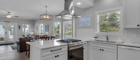 冷蔵庫、電子レンジ、オーブン、コンロ