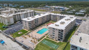 Un hôtel à plusieurs étages doté d’une piscine sur le toit, d’un court de tennis et d’un parking.