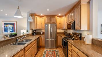 Ugn, grytor/köksredskap, stÀdutrustning och pappersservetter