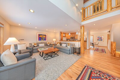Wind River 3: Teton Village-Walk to Ski/Lift Sleeps 10- Pool / Hot Tub Access