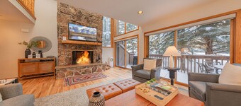 Wind River 3: Teton Village-Walk to Ski/Lift Sleeps 10- Pool / Hot Tub Access