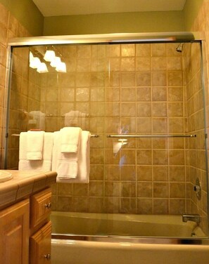 Combined shower/tub, jetted tub, towels