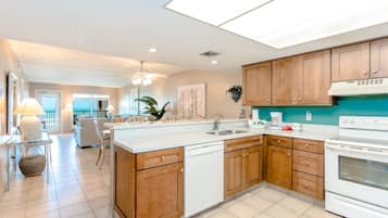 Fridge, microwave, stovetop, dishwasher