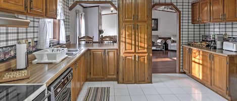 Réfrigérateur, micro-ondes, plaque de cuisson, lave-vaisselle