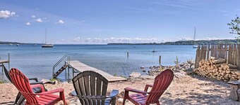 «Chalet Manitou» au bord du lac près de Dwtn Suttons Bay!