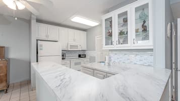 Geladeira, micro-ondas, cooktop, lava-louças