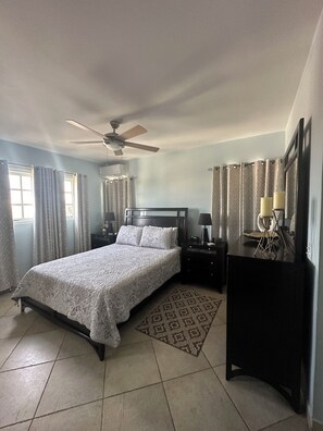 3 bedrooms, in-room safe, iron/ironing board, free WiFi - Tropical Hideout (noord)