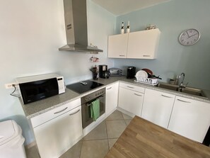 Fridge, microwave, oven, stovetop - Tropical Hideout (noord)