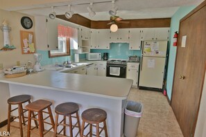 Frigorifero, microonde, piano cottura, lavastoviglie