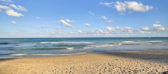 Riviera Beach Home w/ Pool - Walk to Beaches!