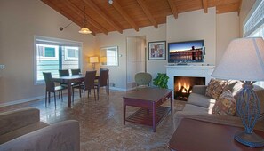 TV, fireplace - Fantastic and newly-remodeled upper unit just one house from the warm sand (Newport Beach)