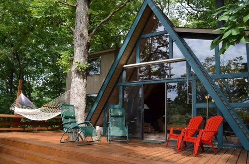 Dock & Resort Perks: Quiet Lakefront Cottage