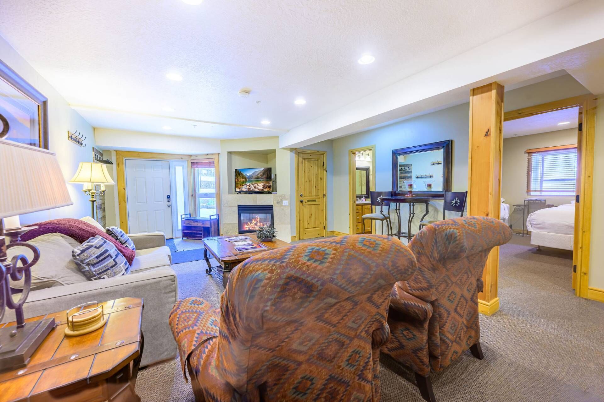 Fernseher, Kamin, DVD-Player