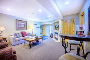 Fernseher, Kamin, DVD-Player