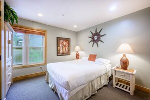 2 bedrooms, free WiFi, bed sheets - *Free Ski Rental* No Car Needed, >5 Minute Walk to Skiing, Gas Fireplace, Private Washer & Dryer (Park City)