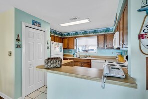 Réfrigérateur, micro-ondes, lave-vaisselle, cafetière/bouilloire