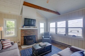 TV, fireplace, DVD player, books