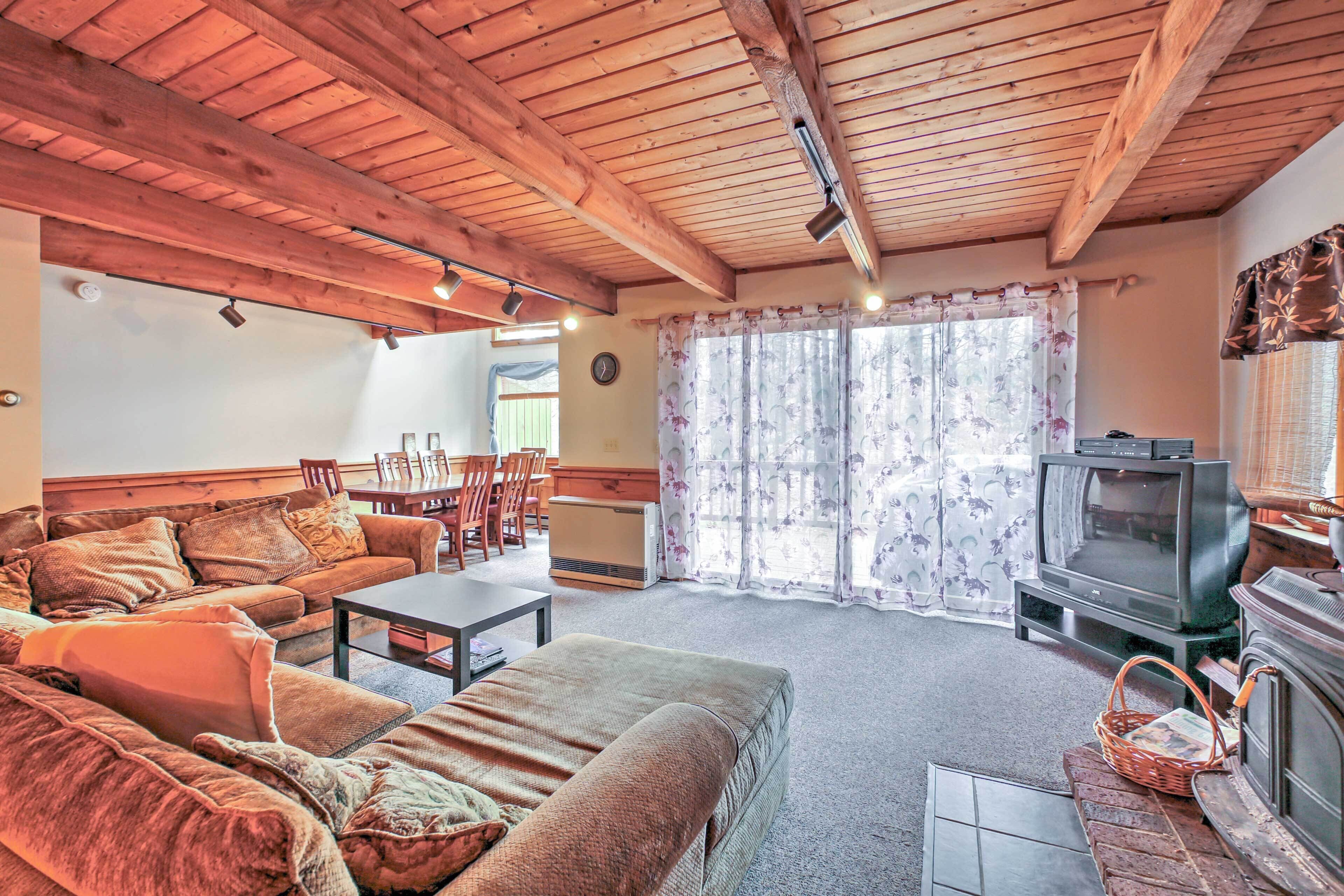 Spacious Bartlett Townhome < 6 Mi to Attitash Mtn!