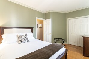 1 slaapkamer, een strijkplank/strijkijzer, gratis wifi, beddengoed