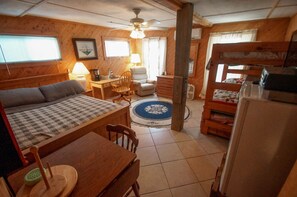 6 Schlafzimmer, Reisekinderbett, kostenloses WLAN, Bettwäsche