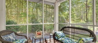 7 Mi to The Biltmore: 'Le Canard' Cottage w/ Porch