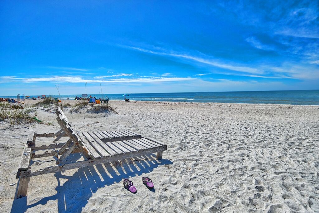 ENDLESS SUMMER!  DIRECT GULF FRONT COTTAGE STYLE PROPERTY! UPDATED!