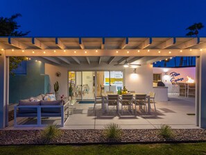 Outdoor dining - Mellow Yellow Butterfly-Featured in Modernism Tour (Palm Springs)