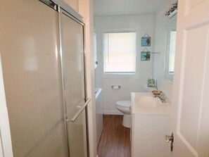 Regadera y papel de baño 