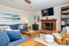 Una Smart TV, un reproductor de DVD, un futbolín