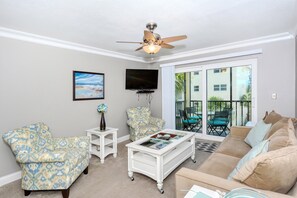 TV, table tennis, books - Condo# 319 Located across the street from Siesta Key Beach, Gulf and Pool View Condo!! (Sarasota)