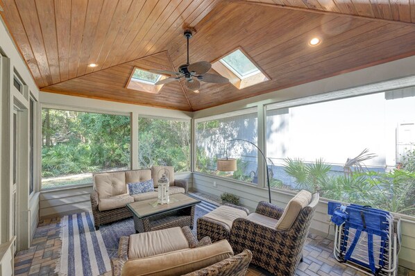 Smart TV, fireplace, DVD player