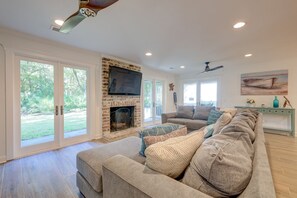 Smart TV, fireplace, DVD player