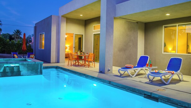 A heated pool - Sun Haven Escape – Designer Palm Springs Retreat (Palm Springs)