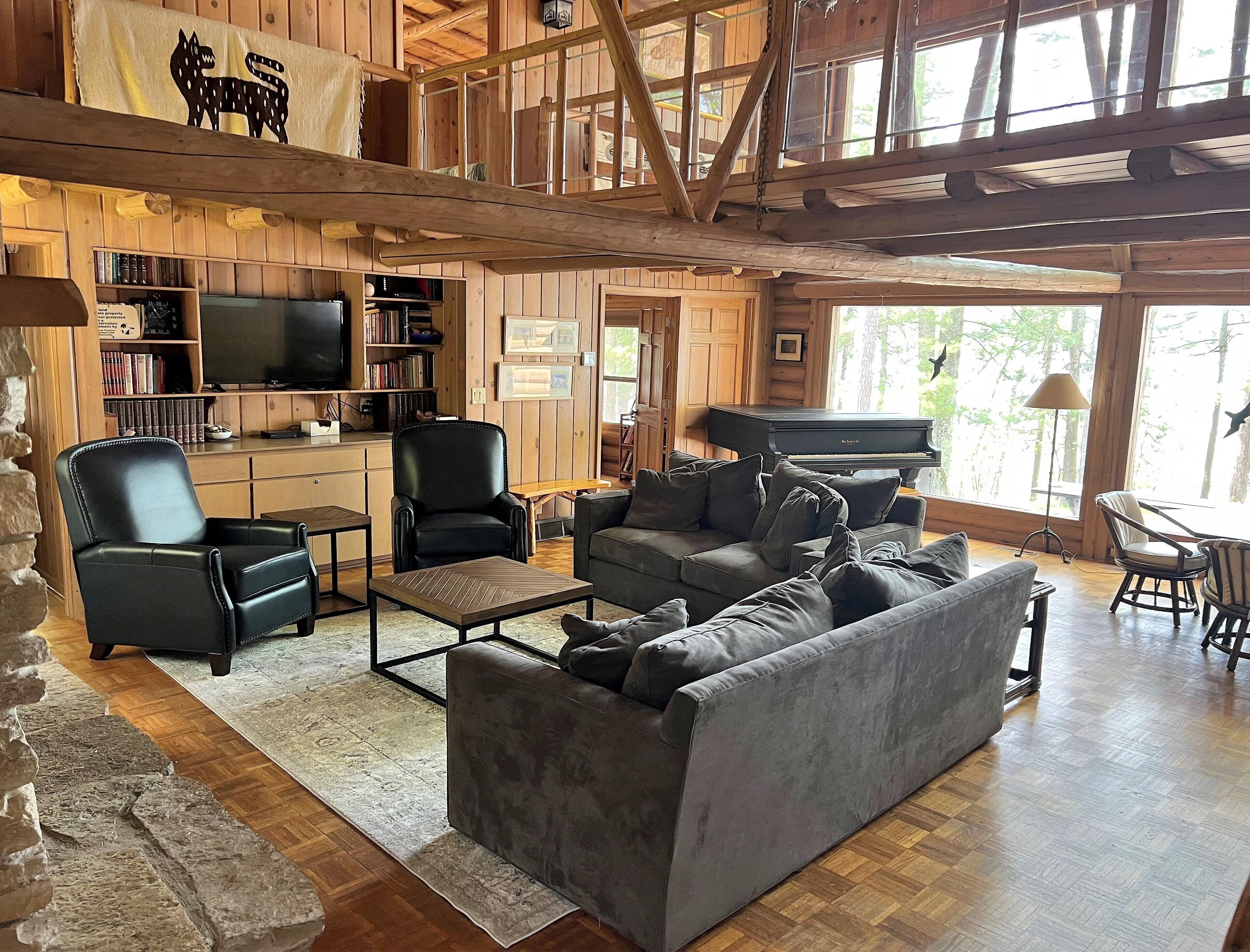 Spacious log home on Green Lake. Waterfront. Very private. Dog ok, A/C