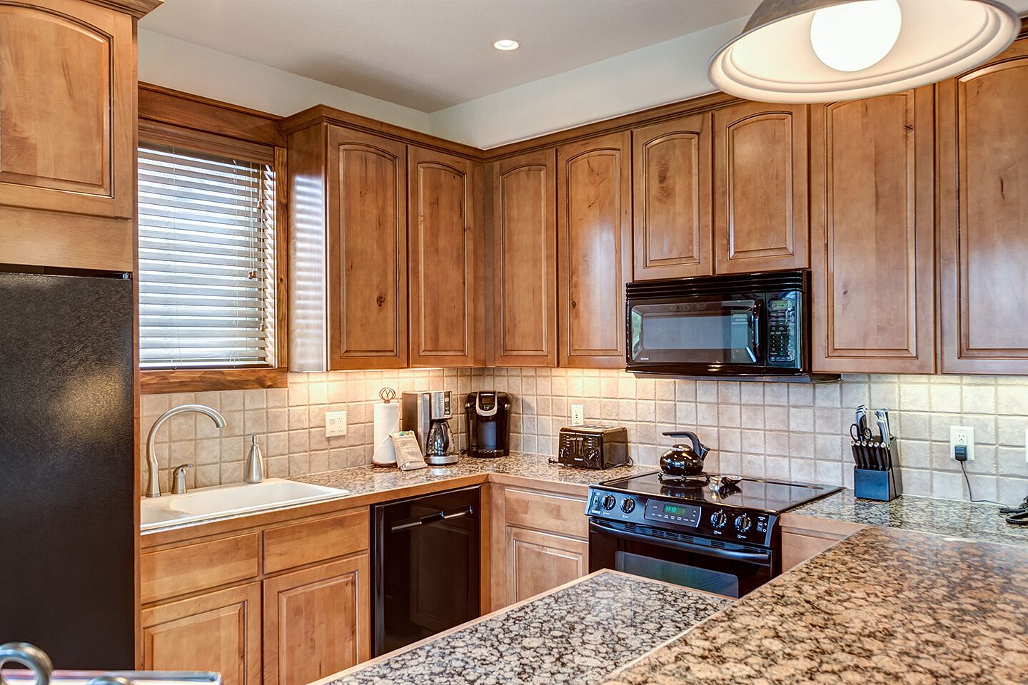 Een magnetron, een kookplaat, een vaatwasser