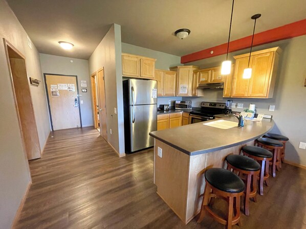 Réfrigérateur, four à micro-ondes, un four, surface de cuisson