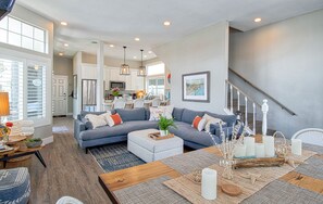 TV, fireplace - Gone Coastal - 3 Bedroom Single Family Home (Newport Beach)